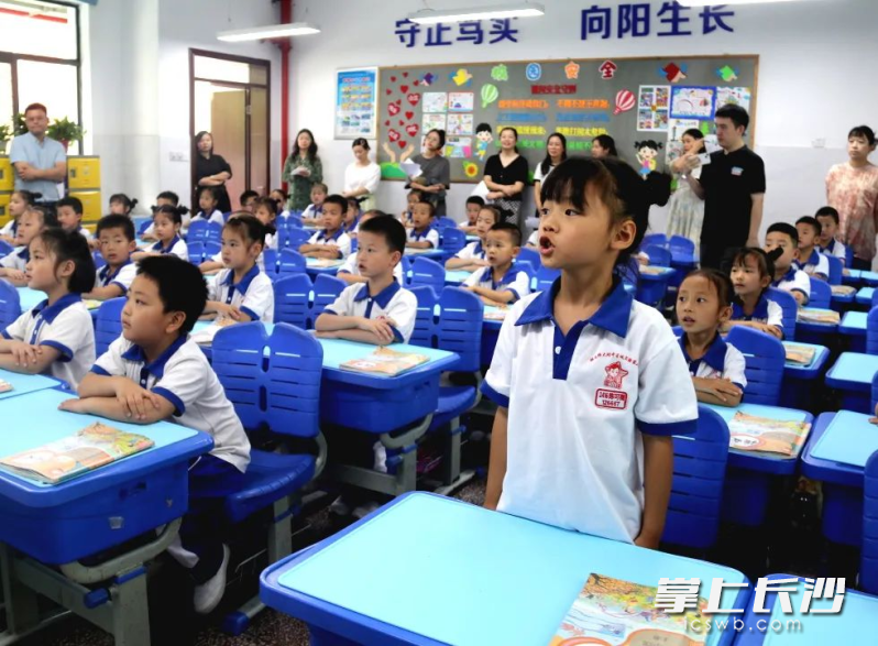 同学们上课坐姿端正，积极回答提问。 均为长沙晚报通讯员郭智勇供图