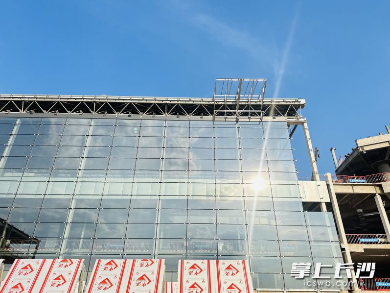 长沙机场改扩建工程T3航站楼项目C指廊玻璃幕墙完工。均为中建五局供图