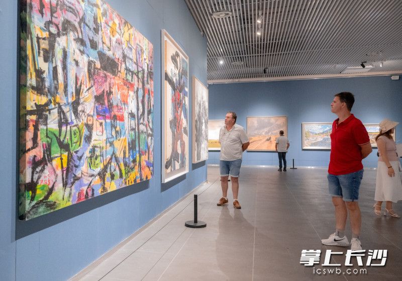 市民观看“李自健美术馆馆藏作品大展”。