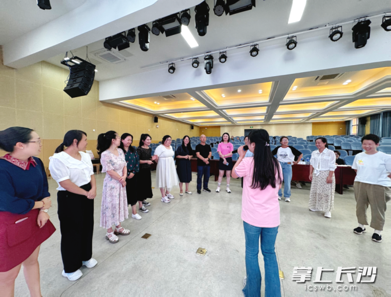 首批心育家长志愿者接受专业心理培训。