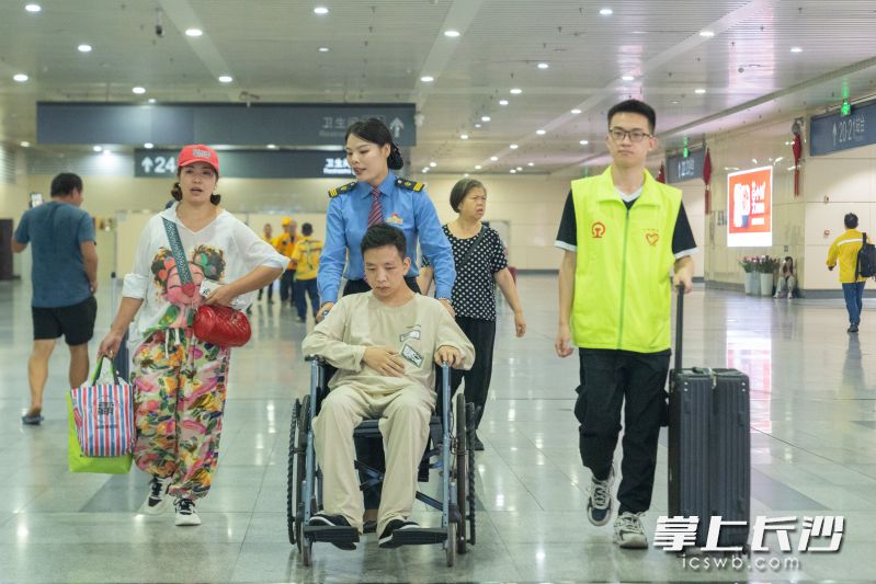 长沙南站根据客流变化动态调整增补验证、安检通道数量，提高旅客进出站效率。  均为长沙晚报全媒体记者冯启阳、通讯员盛天昱摄