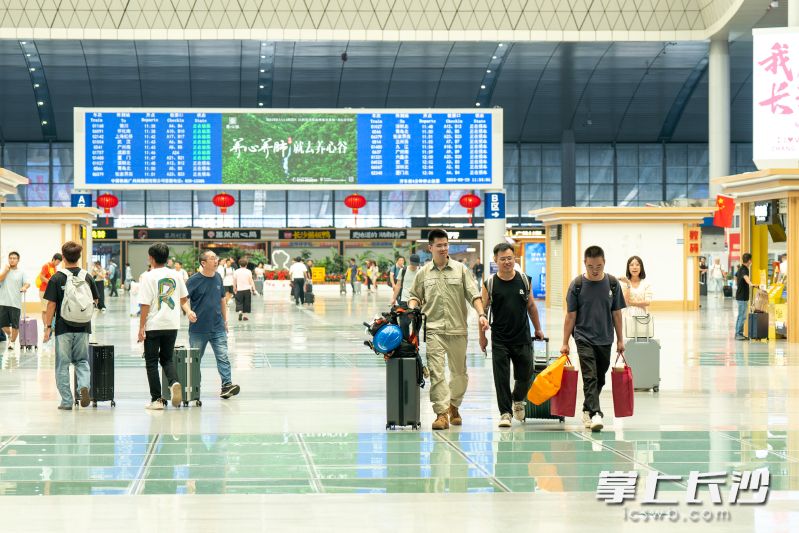 国庆假期临近，工作人员介绍，前期将以学生出发和到达客流为主。