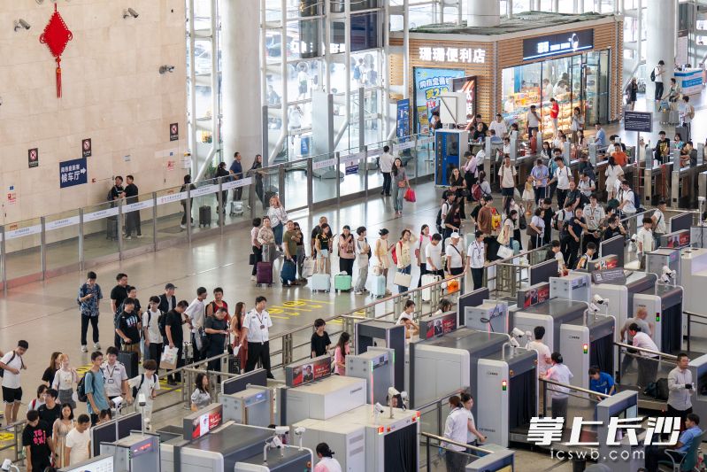 旅客有序等待安检进站。