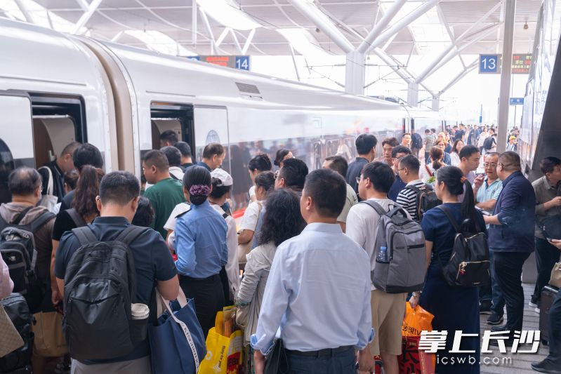 为满足不同旅客的出行需求，长沙南站精准实施“一日一图”，根据客流变化和车票预售情况，增加重点方向临客高铁开行。
