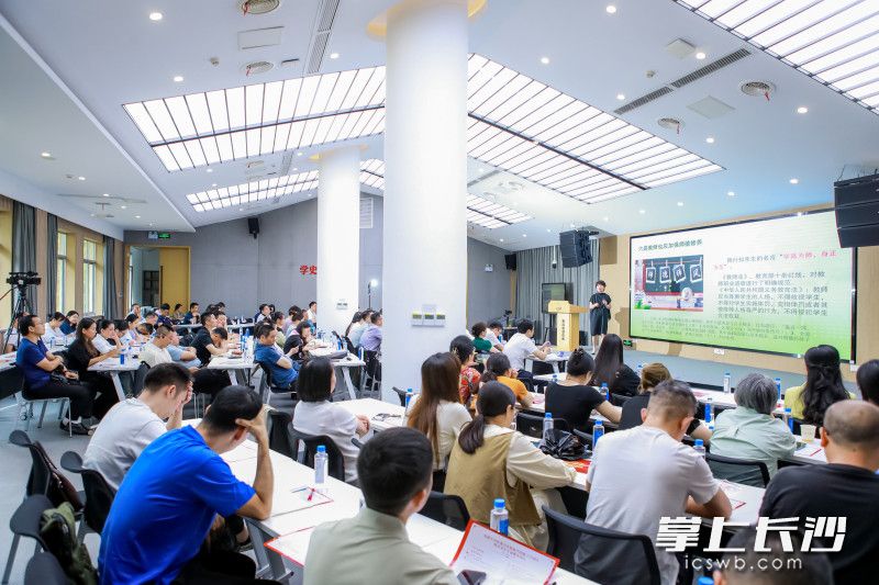 专家学者、社会机构负责人、家长代表进行分享。