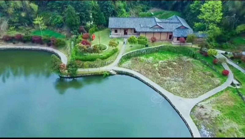 黄公略故居位于湘乡市中沙镇公略村朝阳峰顶。照片由笔者提供