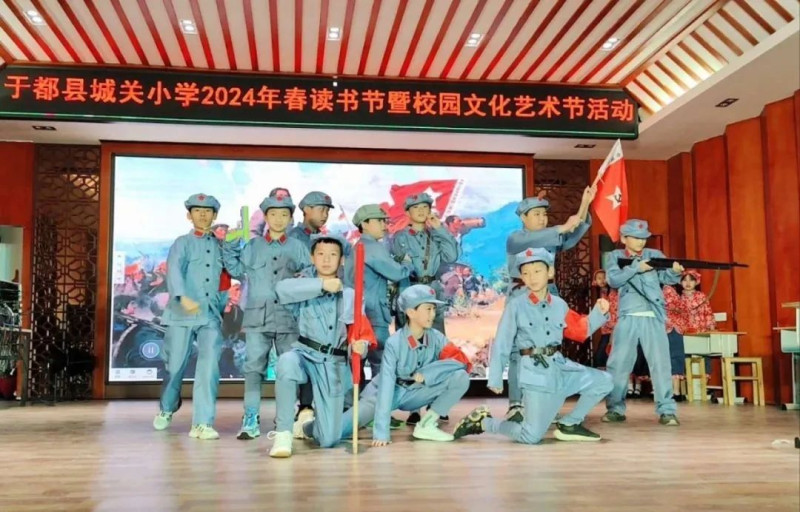 在公略步兵学校旧址，于都县城关小学经常组织各类红色主题活动。图片来源：城关小学微信公众号