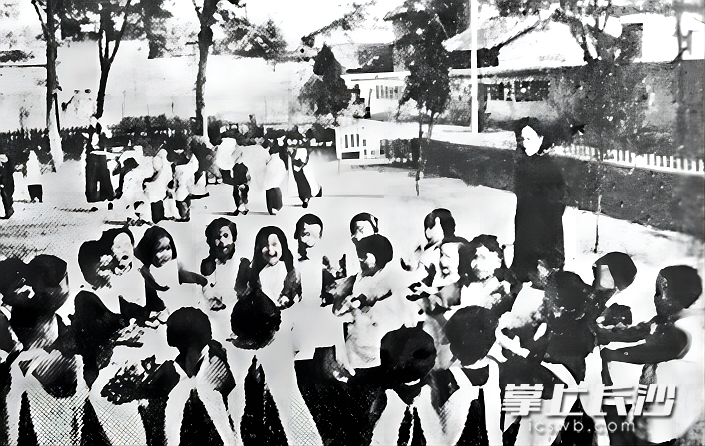 上个世纪50年代，长沙孩子在动物展览区秋游。景区供图