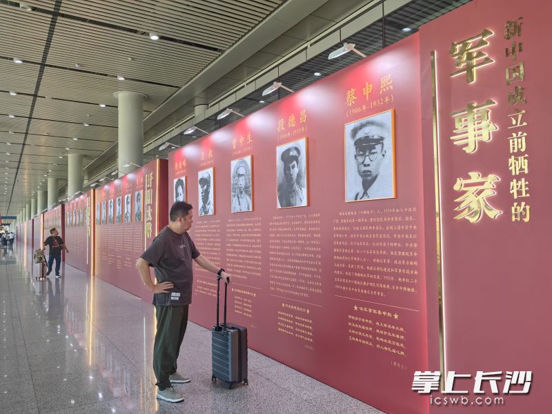 百米红色“诗咏长廊”吸引了旅客朋友的注目。