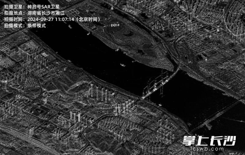 图为神启号SAR卫星条带模式图像——湖南省长沙市湘江周边区域，建筑物、道路、跨江大桥等基础设施的结构分明，金属灯杆与船只尾迹等细节清晰可见。