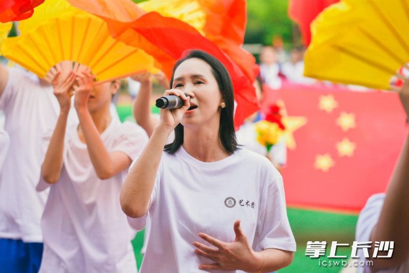 师生合唱《我和我的祖国》。