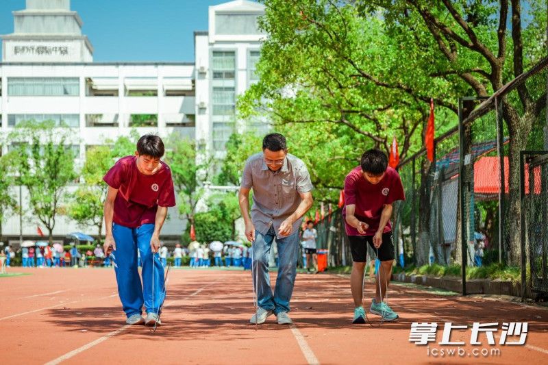 袁旭东老师和学生滚铁环。长沙晚报通讯员 刘懿夫 摄