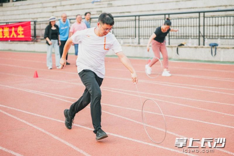 老师们进行滚铁环PK大赛。