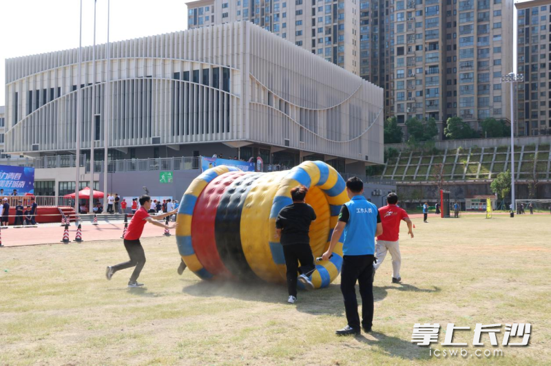 教师们纷纷化身“运动健将”。