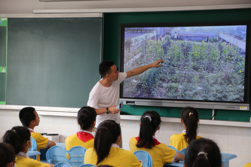 仰天湖新路小学视频远程连线劳动实践基地，物联网环境监测动态数据支持智慧劳育课堂教学。