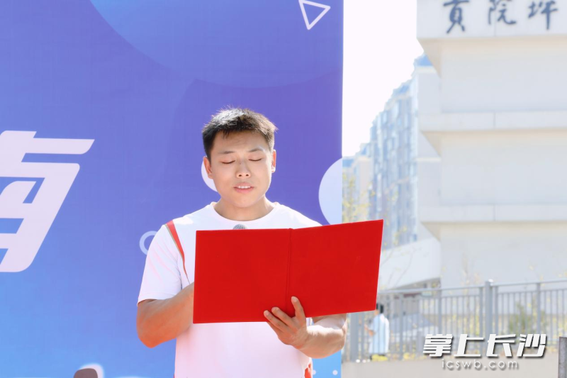 奥运冠军谌利军号召同学们在比赛中赛出水平，赛出风采。