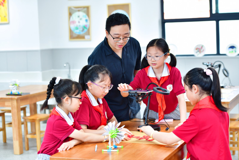 仰天湖实验学校的定格动画课程融合全学科，以孩子们喜闻乐见的方式全面提升学生的综合素养。