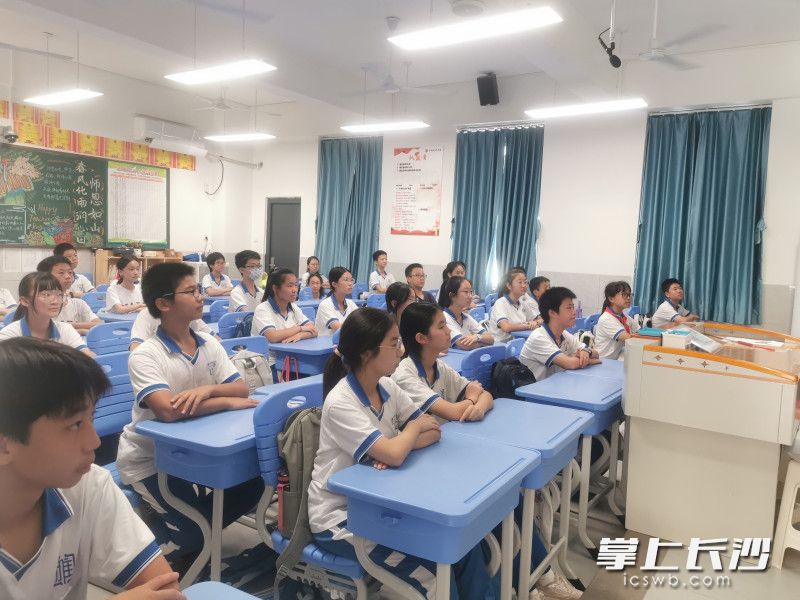 全市中小学生集中观看。