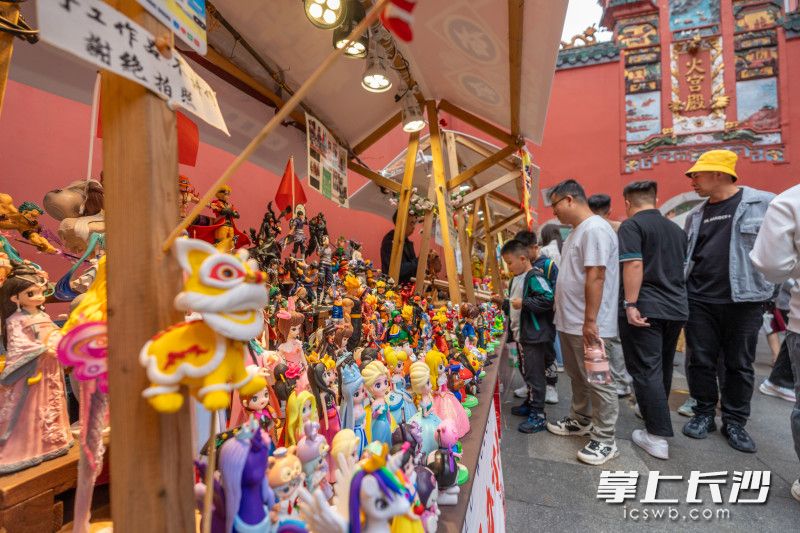 火宫殿国庆庙会打造一站式湖湘文化体验站。 长沙晚报全媒体记者 陈飞 摄