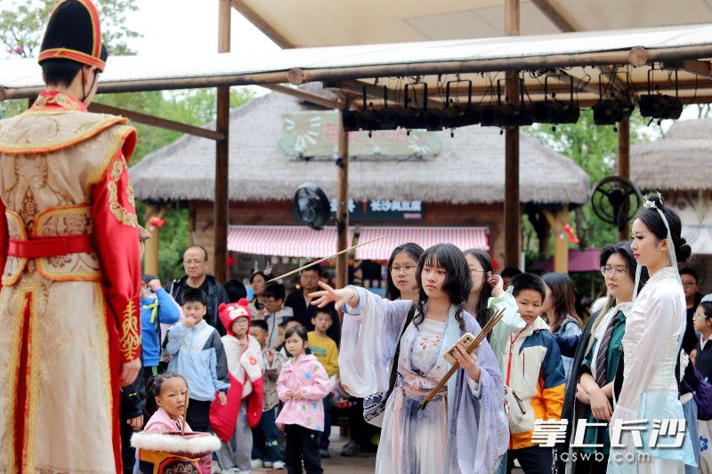 游客在长沙方特参与各种民俗游戏体验。均为长沙晚报全媒体记者 贺文兵 摄