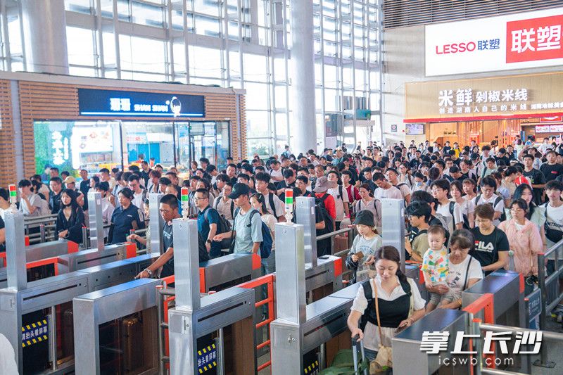 10月1日，长沙南站出城客流高度集中，预计发送旅客19.3万人。长沙南站供图
