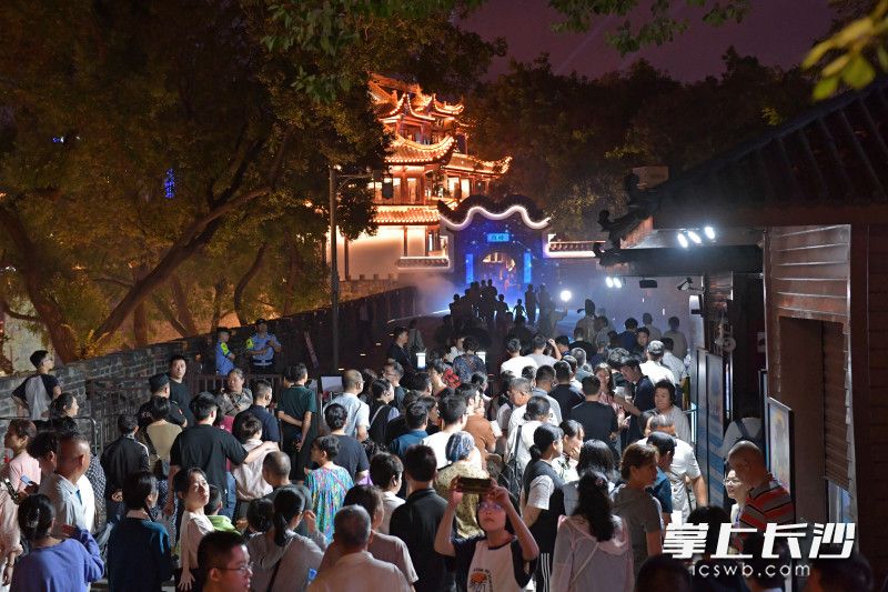 天心阁光影公园成为不少游客夜游长沙的第一站。 长沙晚报全媒体记者 王志伟 摄