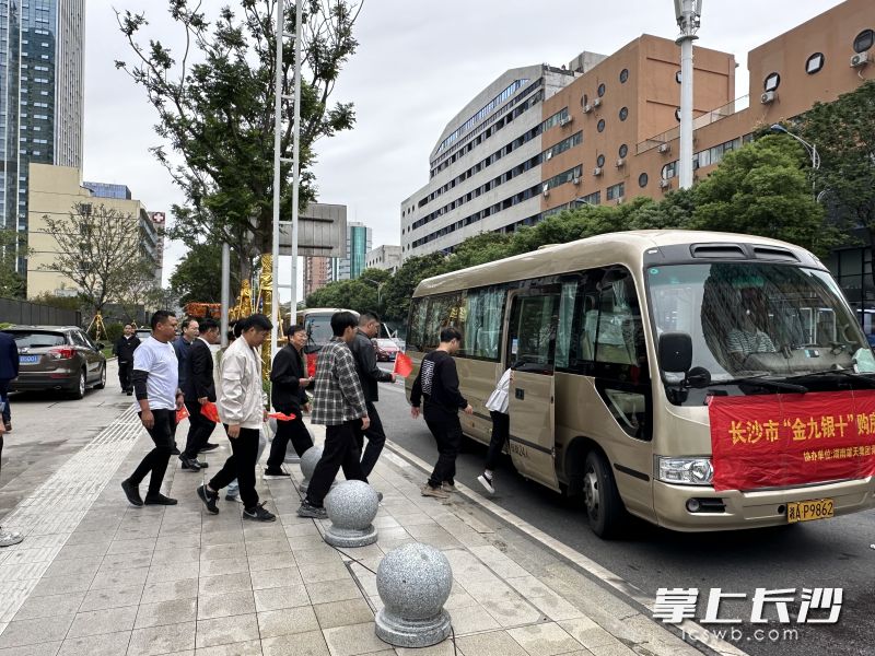5辆“逛长沙·看好房”看房大巴从芙蓉区青云上府项目发车，开往不同楼盘。