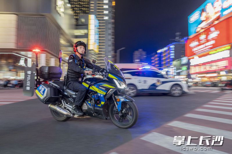 长沙市公安局特巡警支队铁骑巡逻队加大对商圈区域的巡逻防控力度，守护星城平安。