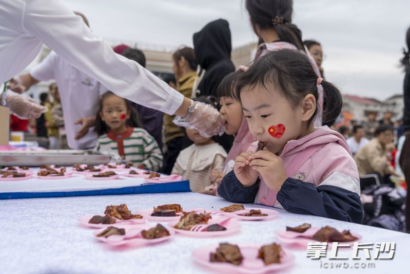 品尝桥驿本地美食。长沙晚报全媒体记者 周数邑 摄