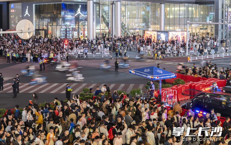 国庆假期首日，长沙公安全力开展节日安保工作，积极服务市民游客。