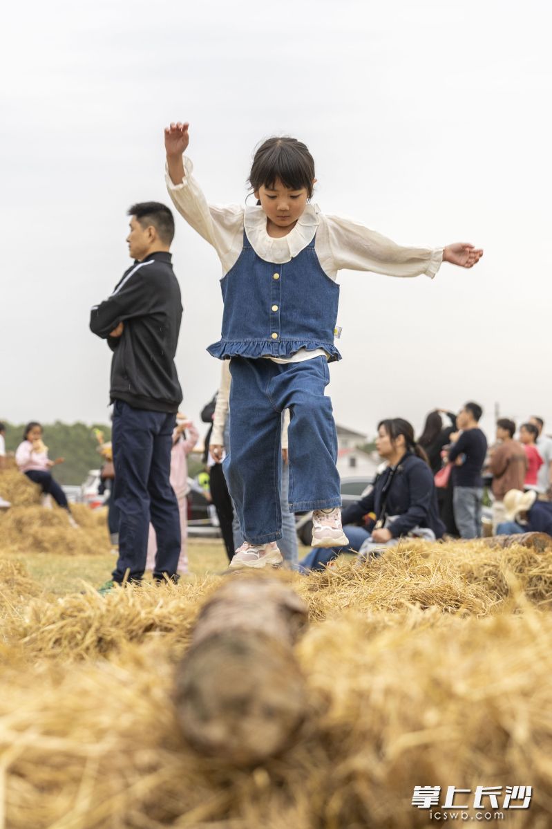 在稻草艺术节现场，孩子们体会不一样的快乐。长沙晚报全媒体记者 周数邑 摄