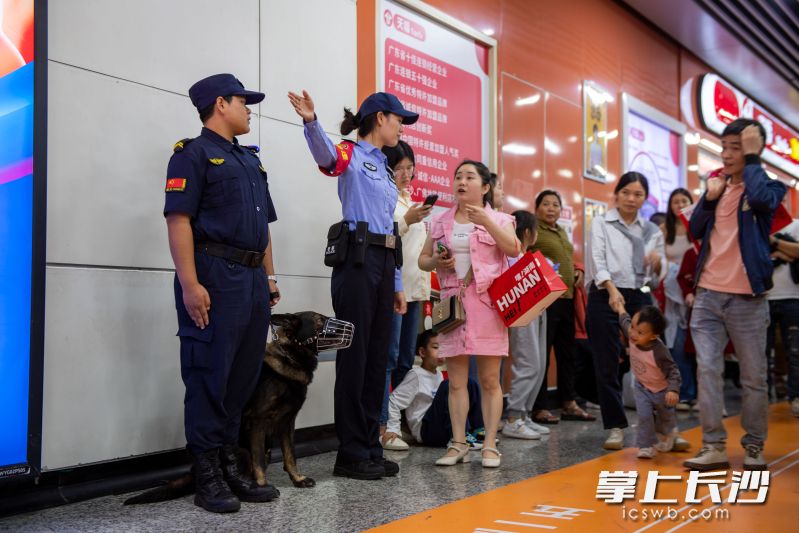 五一广场地铁站内长沙公安正在向游客提供咨询服务，帮助游客畅游长沙。