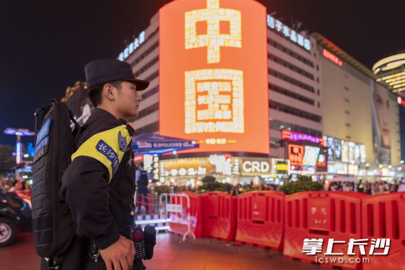 全副武装的特警让市民游客安全感满满。