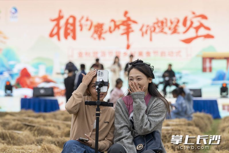 游客打卡中。长沙晚报全媒体记者 周数邑 摄