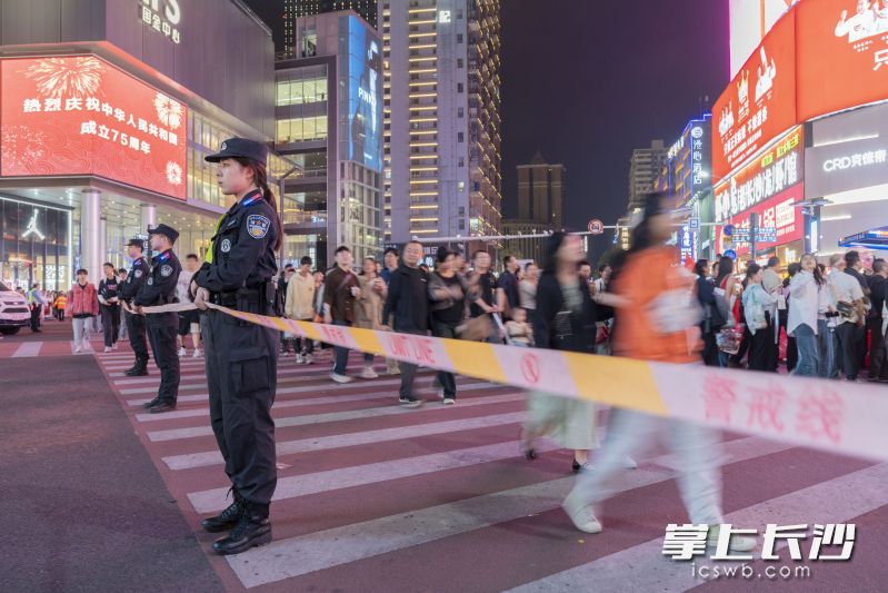 10月1日晚，长沙特巡警们用身体筑成“警戒线”，守护市民游客出行安全。长沙晚报全媒体记者 周数邑 郭雨滴 摄影报道