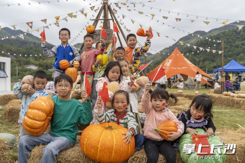 孩子们为祖国母亲送上祝福。长沙晚报全媒体记者 周数邑 摄