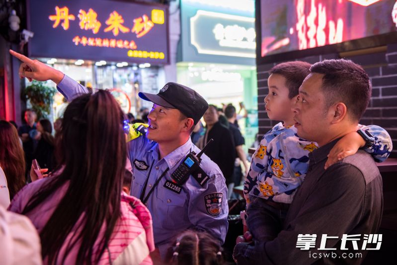 一名警察正在为游客指引方向。
