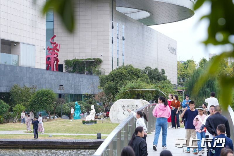 李自健美术馆和谢子龙影像艺术馆是国庆假期游客打卡的热门地点。均为长沙晚报全媒体记者 何文瑞 摄