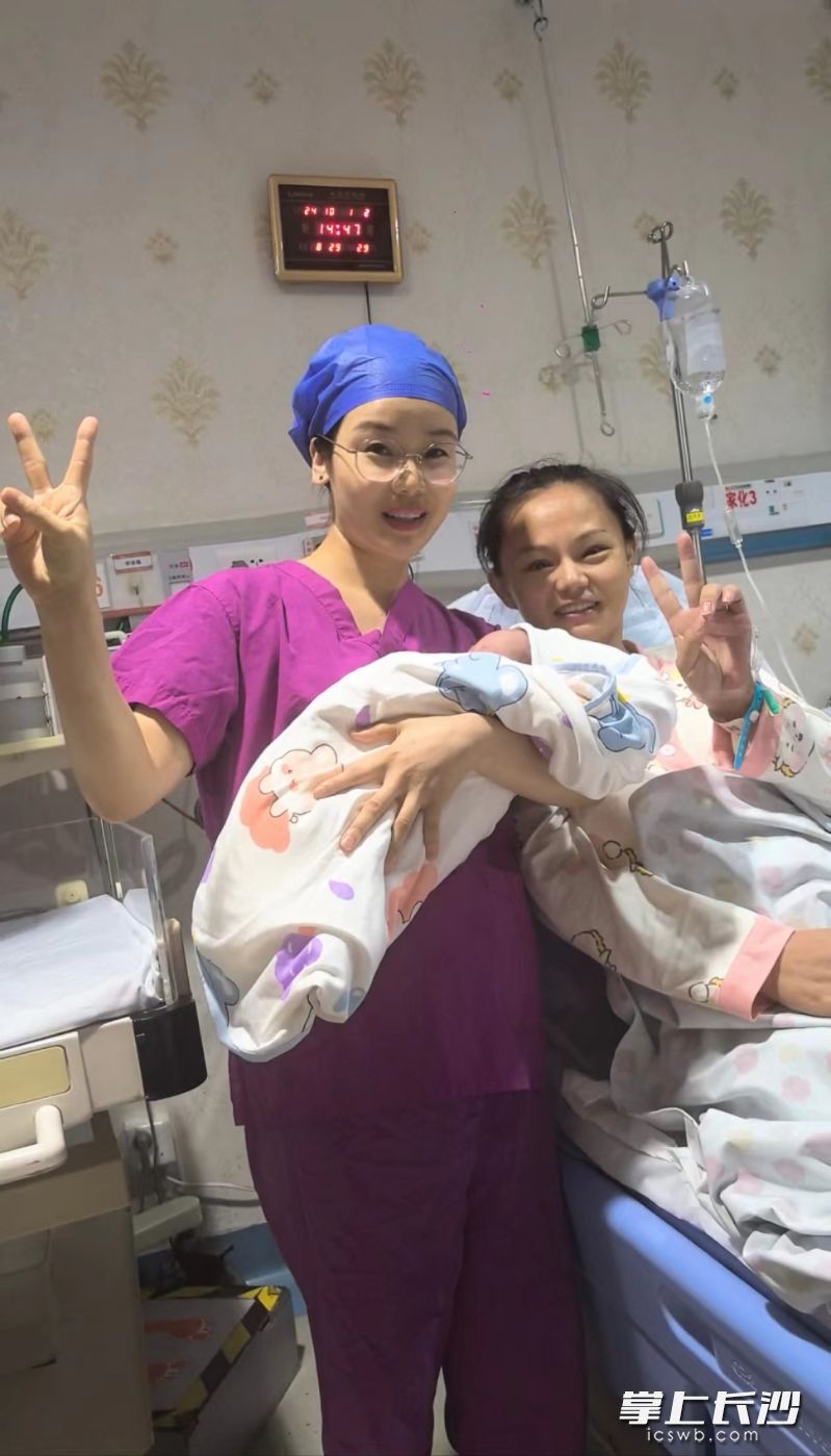 在长沙市妇幼保健院，助产士和新生儿妈妈开心合影。医院供图