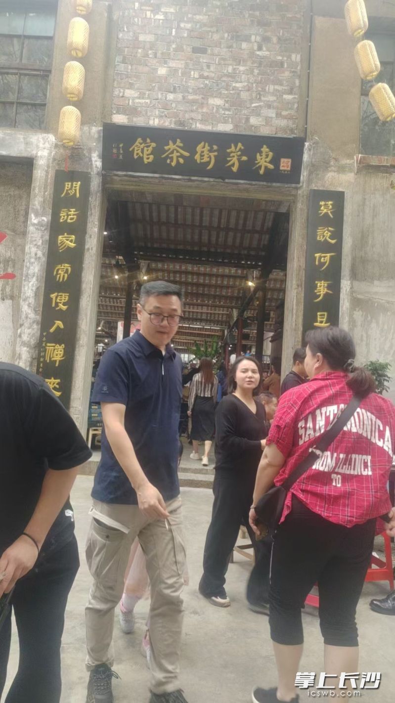 东茅街茶馆日间流量破万，不得不采取取号排队的限流措施。均为长沙晚报全媒体记者 任波 摄