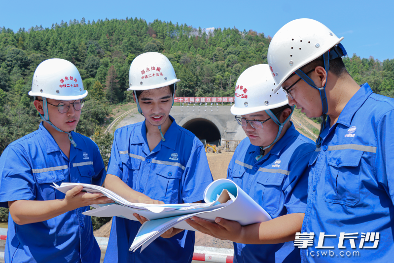 邵永铁路项目建设者在查看施工图纸。