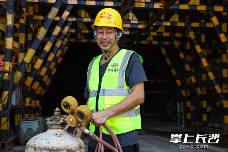 中铁二十五局邵永铁路项目职工进行设备整理工作。