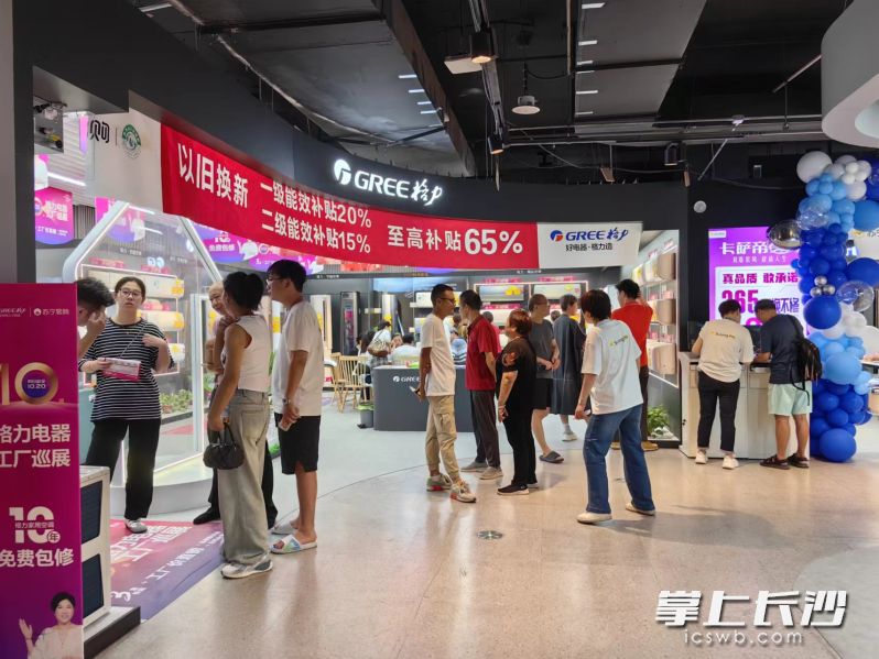 国庆期间，湖南苏宁易购门店人气满满。