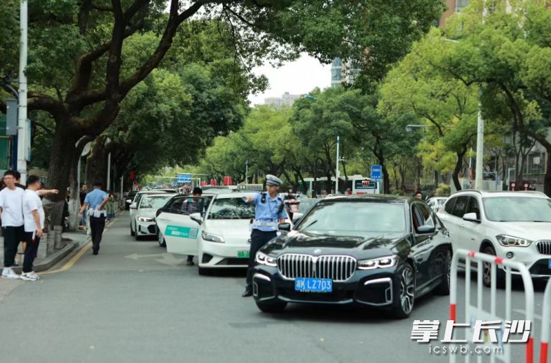 长沙市公安局交警支队开福大队在辖区重点路段开展交通违法整治，对于交通违法行为持续严查严抓，实现更加安全、有序、畅通的道路交通环境。长沙晚报通讯员 赵东平 供图