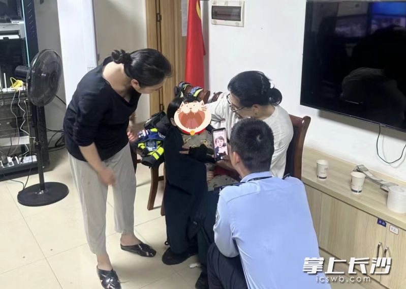 看着眼前的一家人团团圆圆，民警的心里也感到十分温暖。长沙晚报通讯员 赵东平 供图