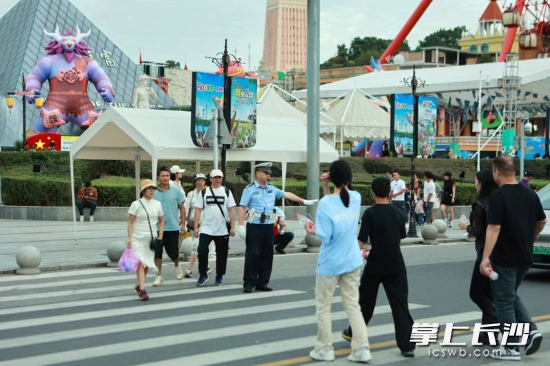 长沙市公安局交警支队开福大队在辖区重点路段开展交通违法整治，对于交通违法行为持续严查严抓。长沙晚报通讯员 赵东平 供图