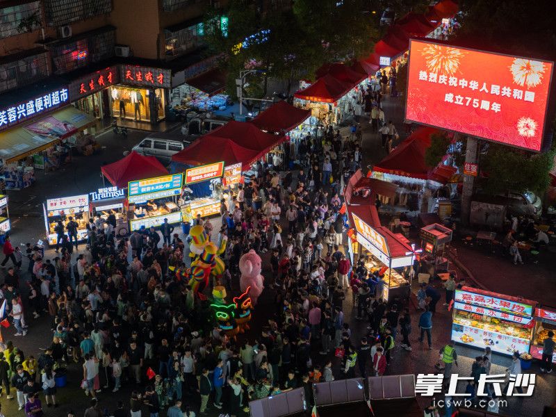 市民游客在各式各样的美食摊铺前排起了长队，只为品尝那一口地道的长沙味道。长沙晚报全媒体记者 邓迪 摄