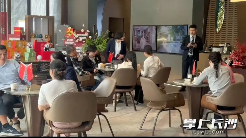 国庆假期以来，长沙各楼盘内坐满了前来看房的消费者。均为受访者供图