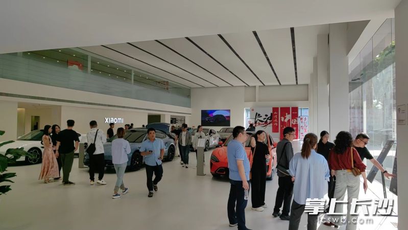 虽然需要排队提车，但永通小米汽车4S店仍然吸引了大量购车者前来。