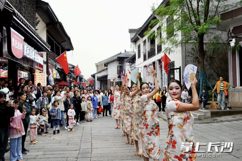 靖港古镇的石板路上，旗袍美人舞步翩跹，惊艳了游客。 均为通讯员供图